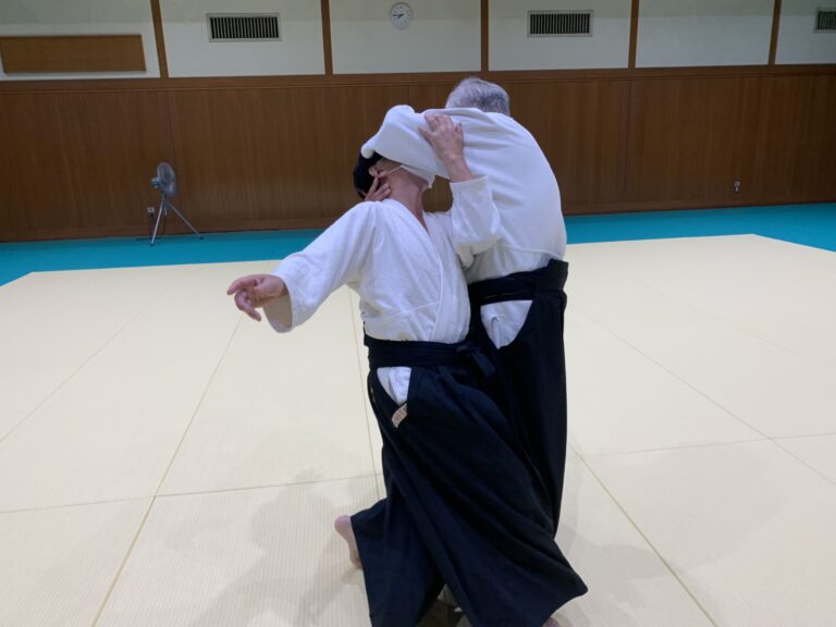 相手の懐に入りながら後ろに倒します 22.9.2